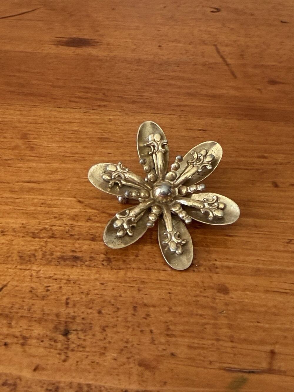 Vintage Mid Century Gold Tone Fleur De Lis Snowflake Flower Brooch Pin Statement